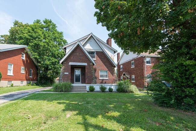 Foto del edificio - COVEDALE- 3 bedroom 1.5 bath Tudor with up...