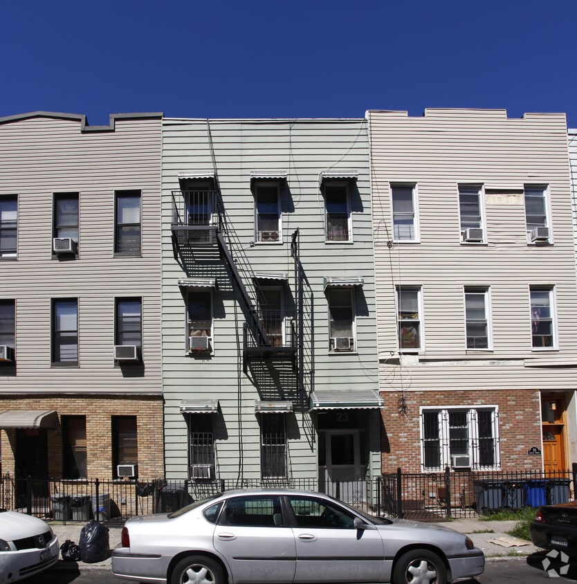 Building Photo - 23 Locust St