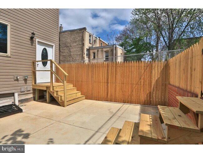 Building Photo - 1626 W Stiles St