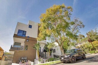 Building Photo - 1223 Larrabee St