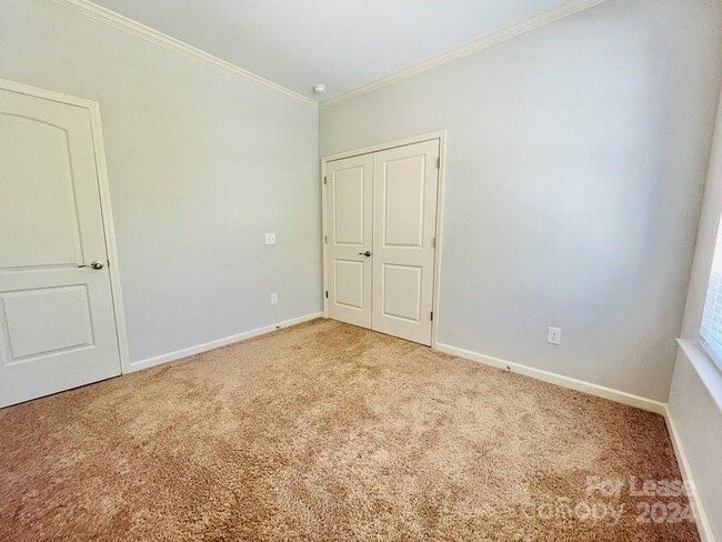 Building Photo - 561 Parkway View Dr
