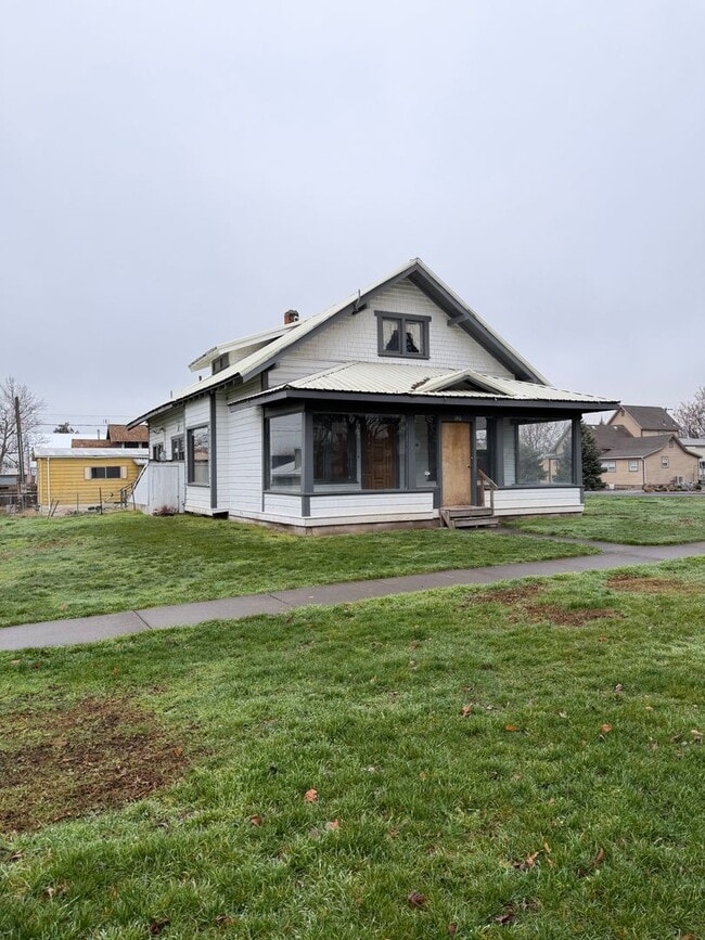 Building Photo - Large 2 bedroom 1 bath with bonus room