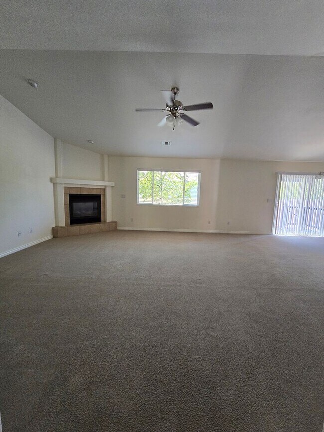 Foto del edificio - Beautiful single level townhouse located in quiet northwest area.