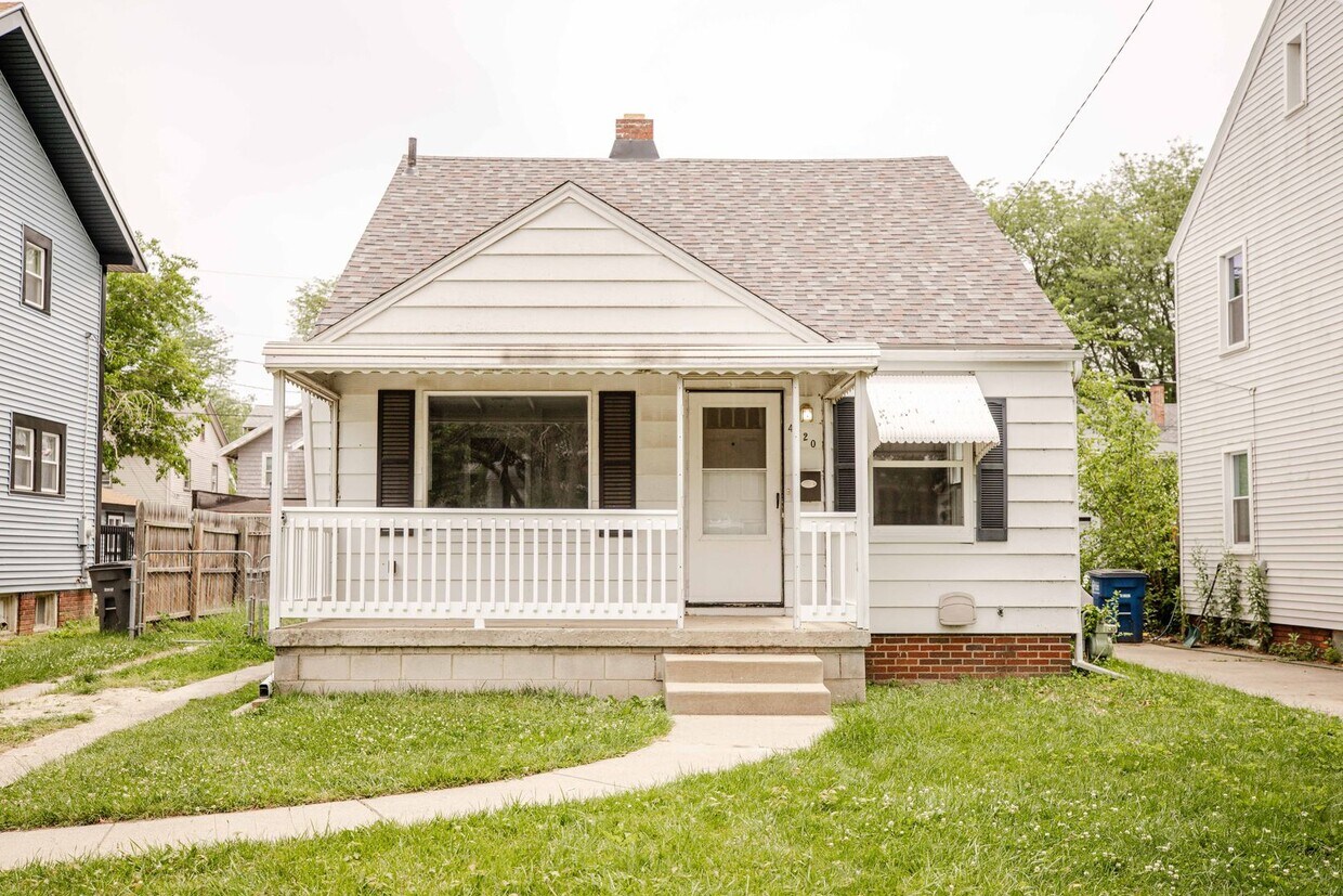 Primary Photo - Beautifully Remodeled Three Bedroom Home F...
