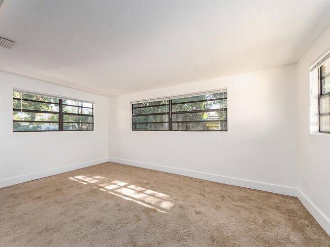 Building Photo - 2242 Indian Ave S