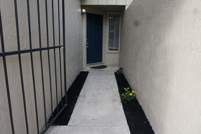 Foto del edificio - 2 Bedroom Townhome Near NAS