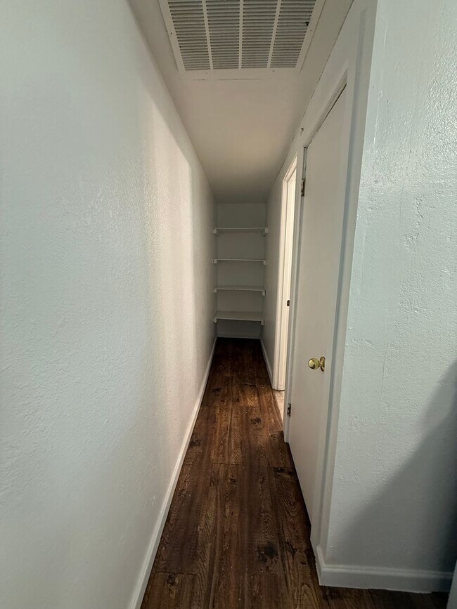 Foto del edificio - 2352 N Kellett Ave