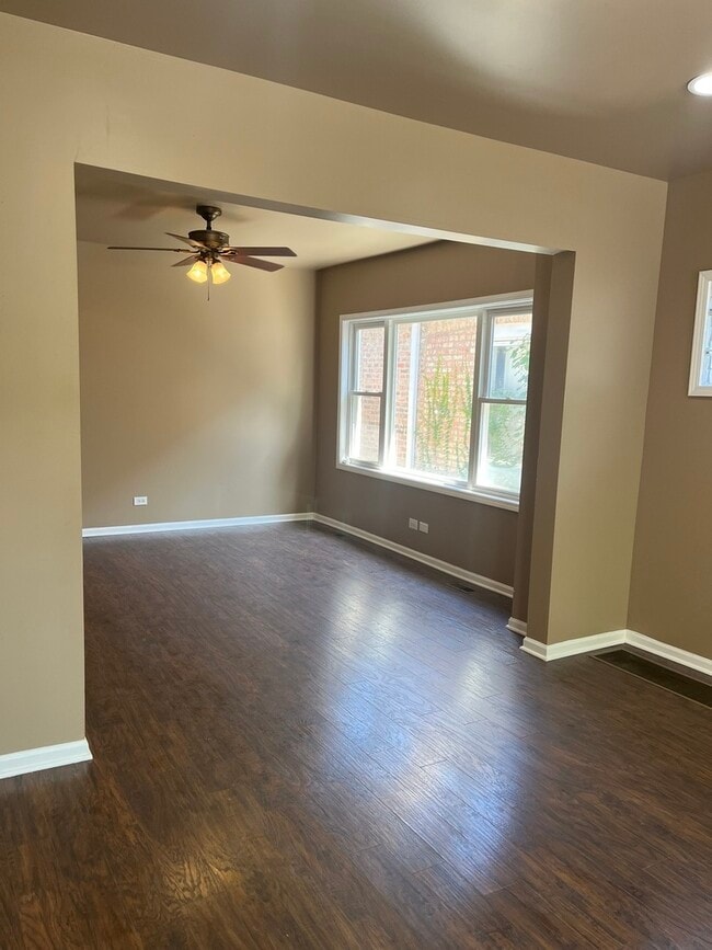 Building Photo - 722 E 91st Pl