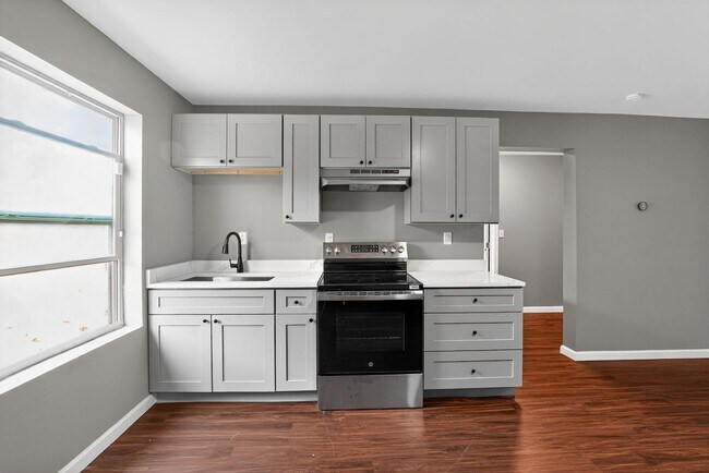 Foto del edificio - Charming 2BR Basement Apartment *Private Entrance*