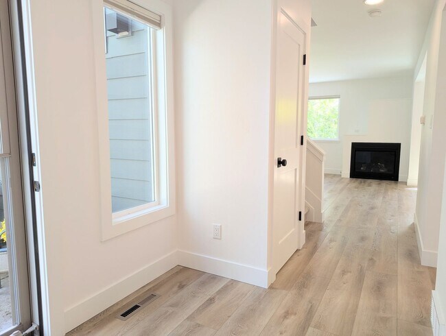 Building Photo - Beautiful Newly Remodeled 2BD/1.5BA townhouse in North Boulder