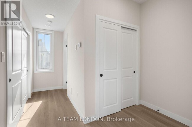 Photo du bâtiment - 310 Callaway Rd