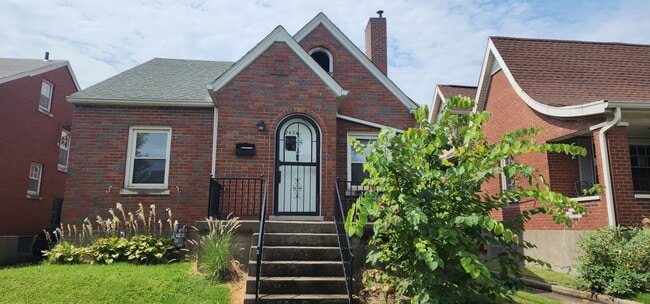 Building Photo - Welcome to this charming 3-bedroom, 2-bath...
