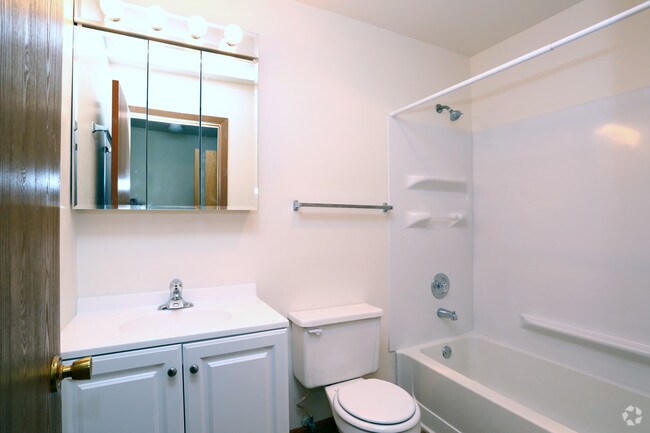 1HAB, 1BA - Baño - Heritage Green Apartments