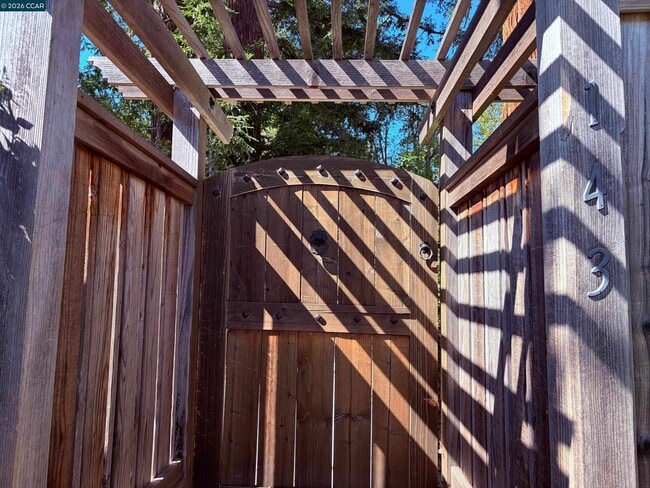 Building Photo - 143 Pulido Rd