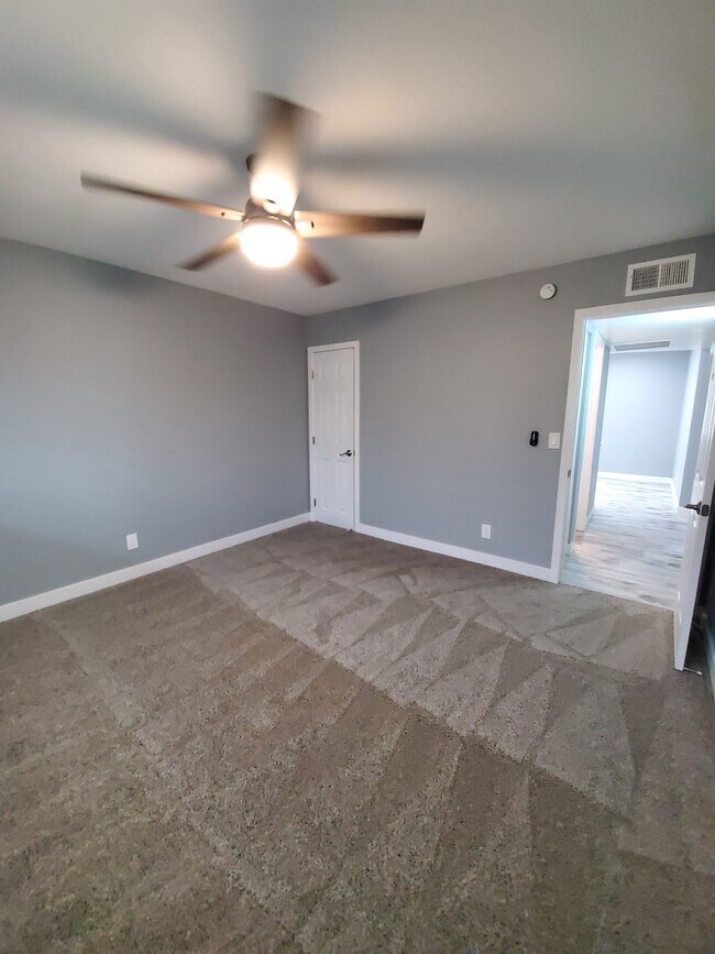 Building Photo - Spacious 2 Bedroom Apartment