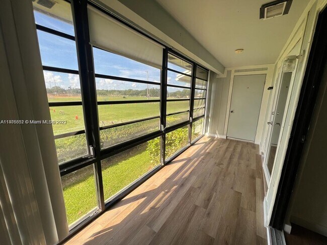 Foto del edificio - 9727 Hammocks Blvd