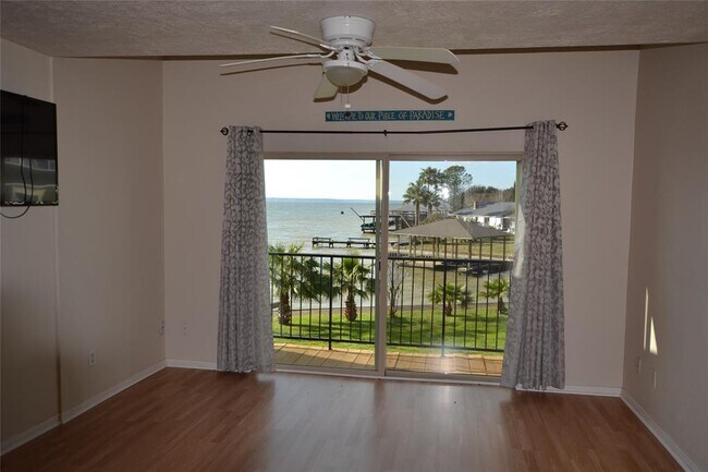 Foto del edificio - 445 Carolcrest Ln