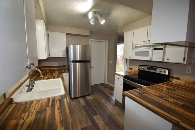 Building Photo - Modern home tucked away in the adorable little town of Brownsville.