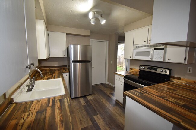 Foto del edificio - Modern home tucked away in the adorable little town of Brownsville.