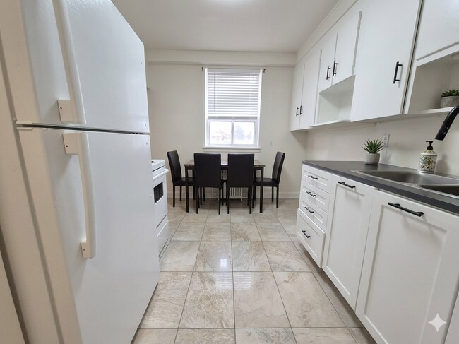 Photo du bâtiment - 101-1000 OConnor Drive East York ON M4B 2T3