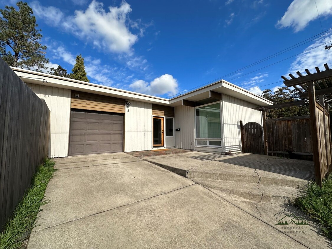 Foto principal - Mid-Century Modern 3-bedroom 2 bathrooms l...