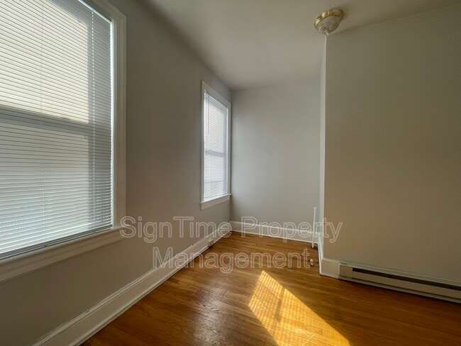 Building Photo - 113 S Mulberry St