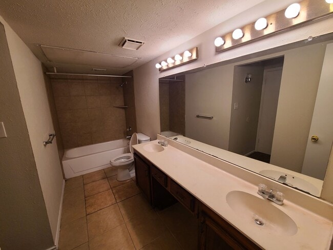 Building Photo - 2423/2425 Limestone Dr.