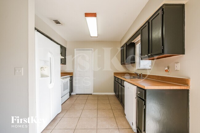 Building Photo - 3208 Buckland St