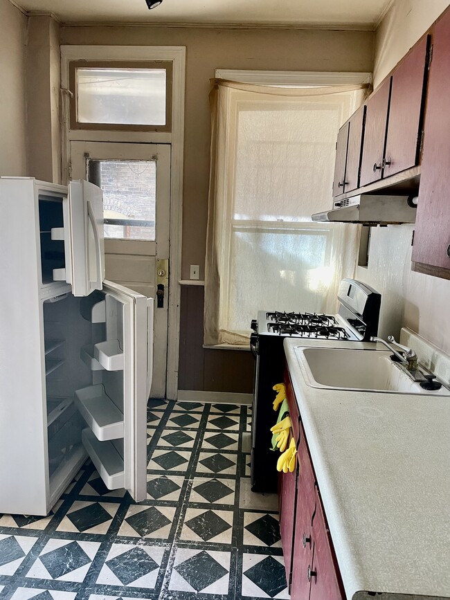 gas range! - 50 E Court St