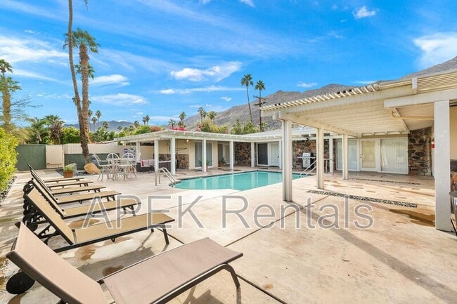 Building Photo - 1425 Vía Soledad