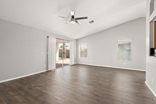 Foto del edificio - Beautiful single family home for rent loca...