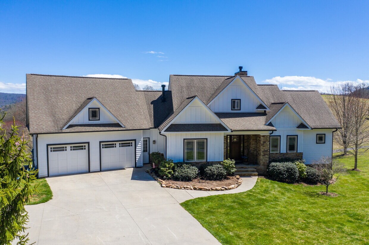 Primary Photo - 137 N Ridge Ln