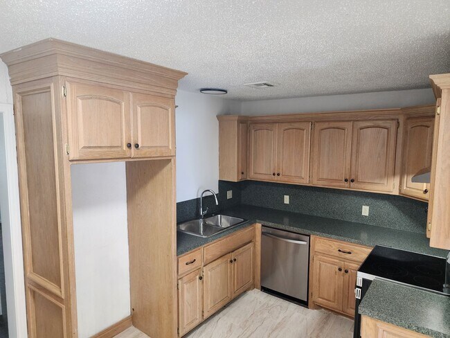 Building Photo - Move-In Ready in Midwest City!