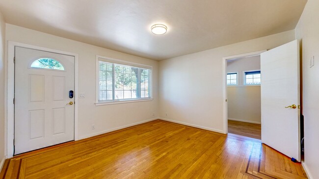 Building Photo - Beautiful 2 Bedroom 2 Bathroom Single Fami...