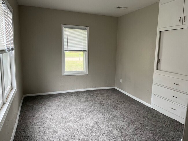 Building Photo - Coming Soon! West side home with 3 Beds/1.5 Baths & 2 car garage!