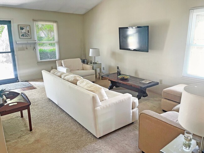 Foto del edificio - 1121 Oakcrest Dr