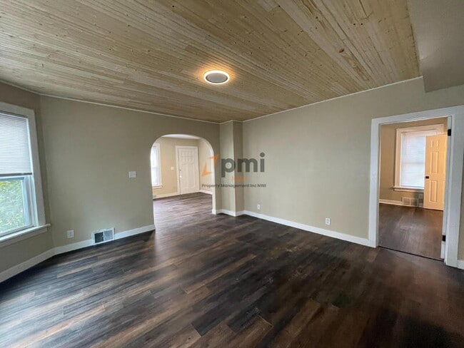 Building Photo - 1204 Manhattan St