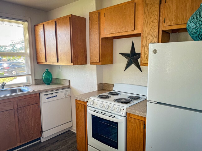 Building Photo - Sterling Oaks Apartments