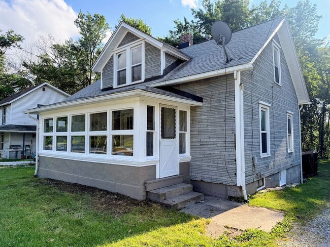 Building Photo - Three-bedroom one bathroom home for rent in North Canton