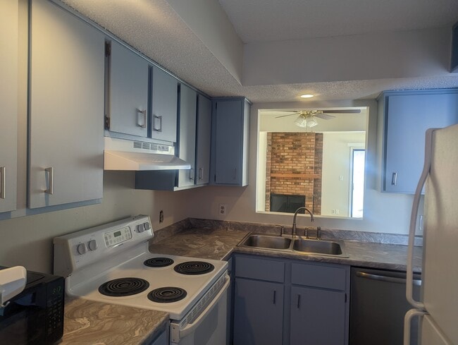 Foto del edificio - 2104 Melrose Dr