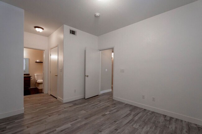 Foto del edificio - 9050 W Warm Springs Rd