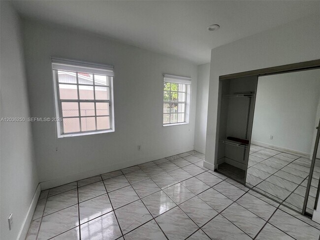 Foto del edificio - 3244 SW 3rd St