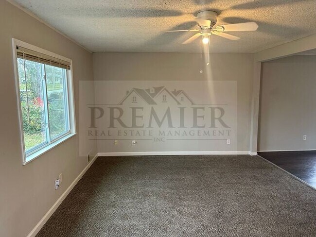 Foto del edificio - 8611 Lane Raytown MO Fresh updated home re...