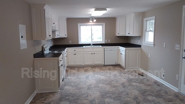 Building Photo - 424 2nd St