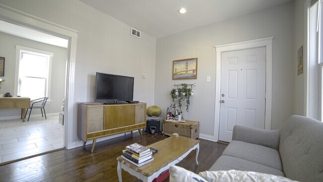 Foto del edificio - 2237 N Hamlin Ave