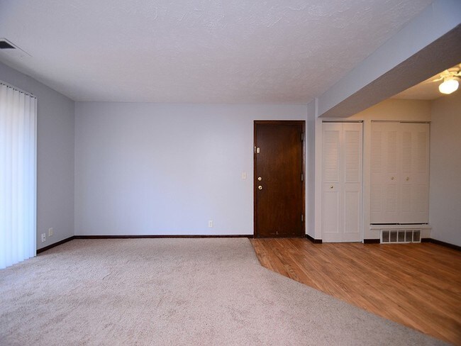 Foto del edificio - 2339 Benson Gardens Blvd