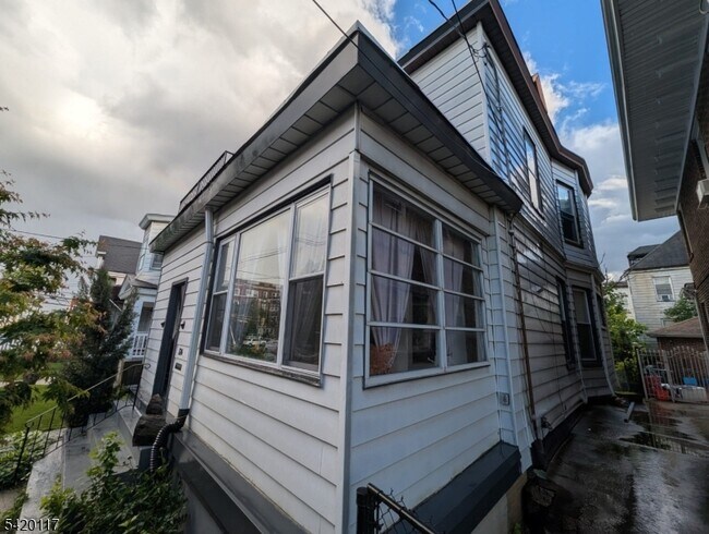 Building Photo - 124 2nd Ave