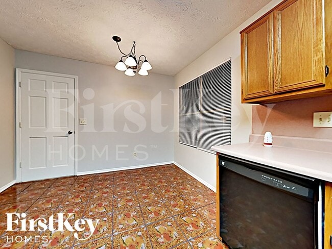 Building Photo - 1998 Glenwood Downs Dr