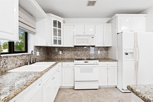 Foto del edificio - 1260 N Riverside Dr