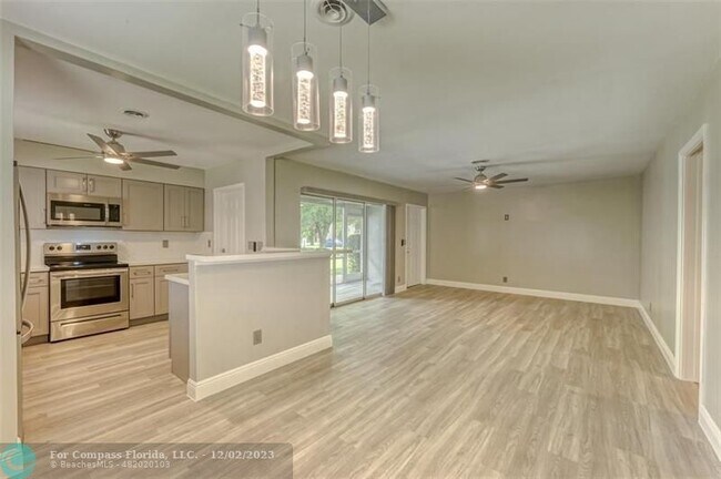 Building Photo - 400 S Luna Ct